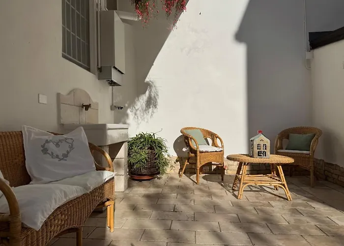 לינה וארוחת בוקר Le Jardin Fleuri *